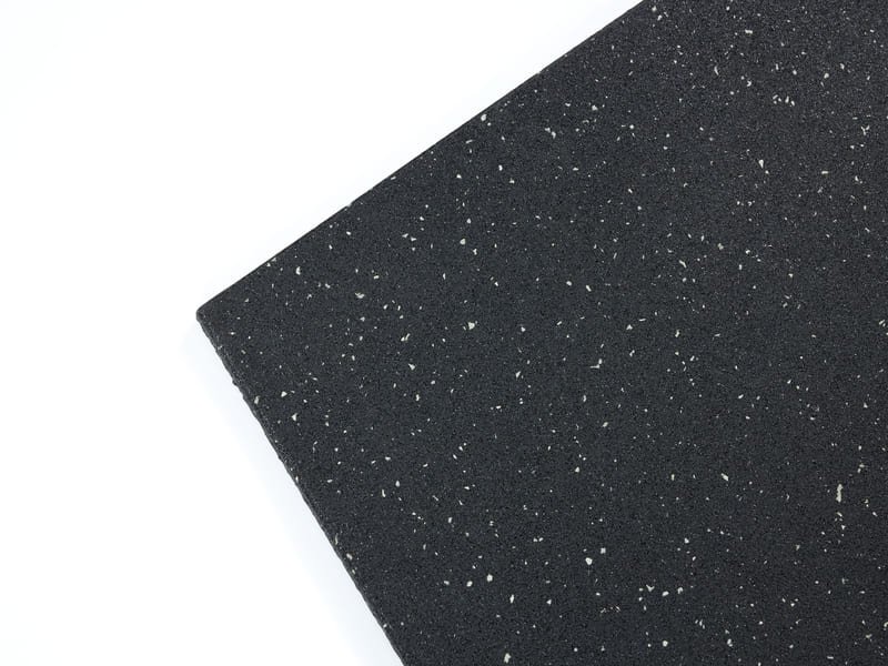 Профессиональная команда использует специализированный инструмент для точной резки резинового напольного покрытия вокруг колонны или изогнутой стены